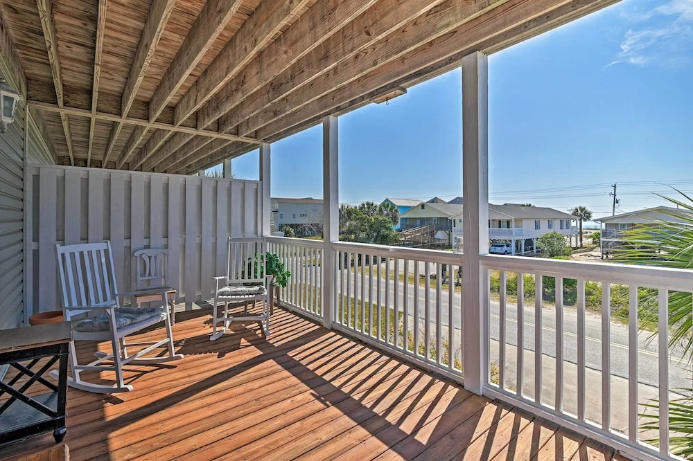 Murrells Inlet Home w/ 3 Decks - 1 Block to Beach!