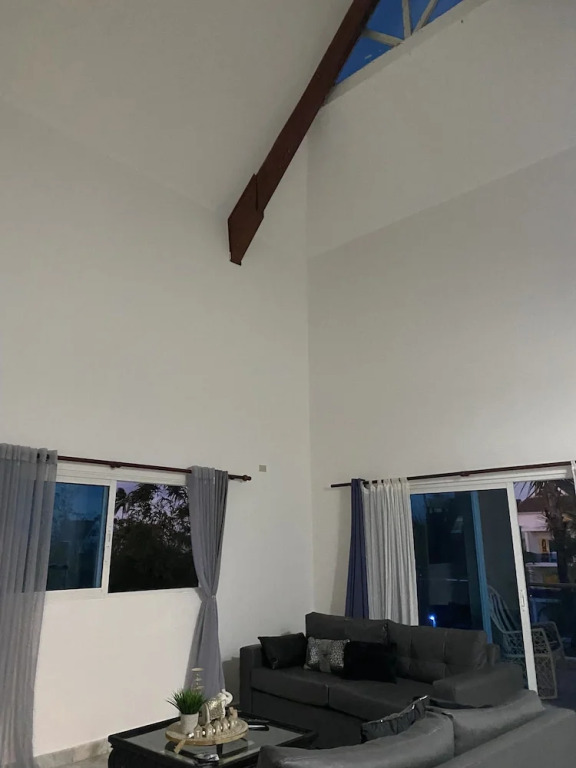 2 Minutes Walk to Beach Huge 3 bdrm Condo with Pool