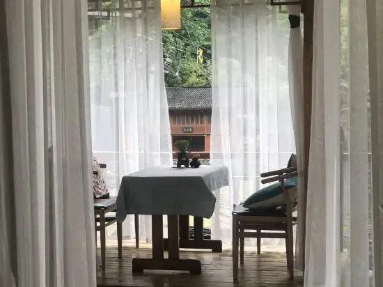 Fenghuang Shanjianxishui Courtyard Inn