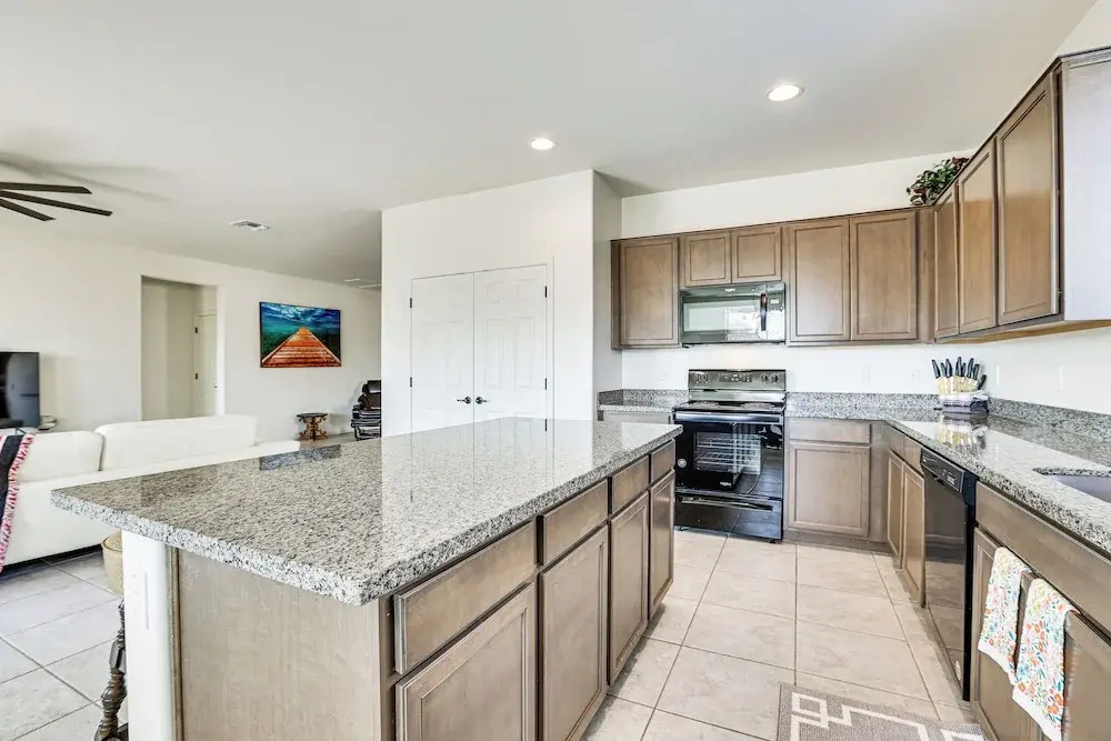 7 Mi to State Farm Stadium: Pet-friendly Retreat!