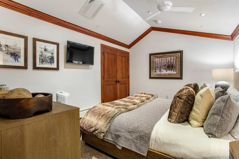 Exclusive 4 Bedroom Ski In, Ski Out Vacation Rental With Hot Tubs And Heated Outdoor Pool In Lionshead Village