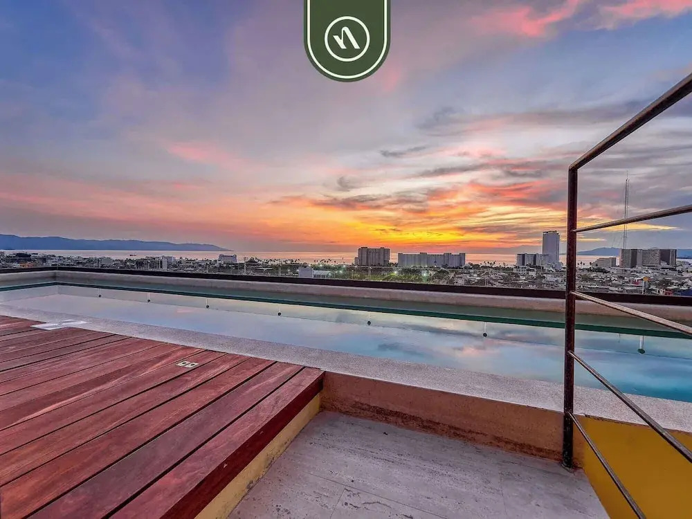 Corner 2 BR Condo - Rooftop Pool With Oceanview