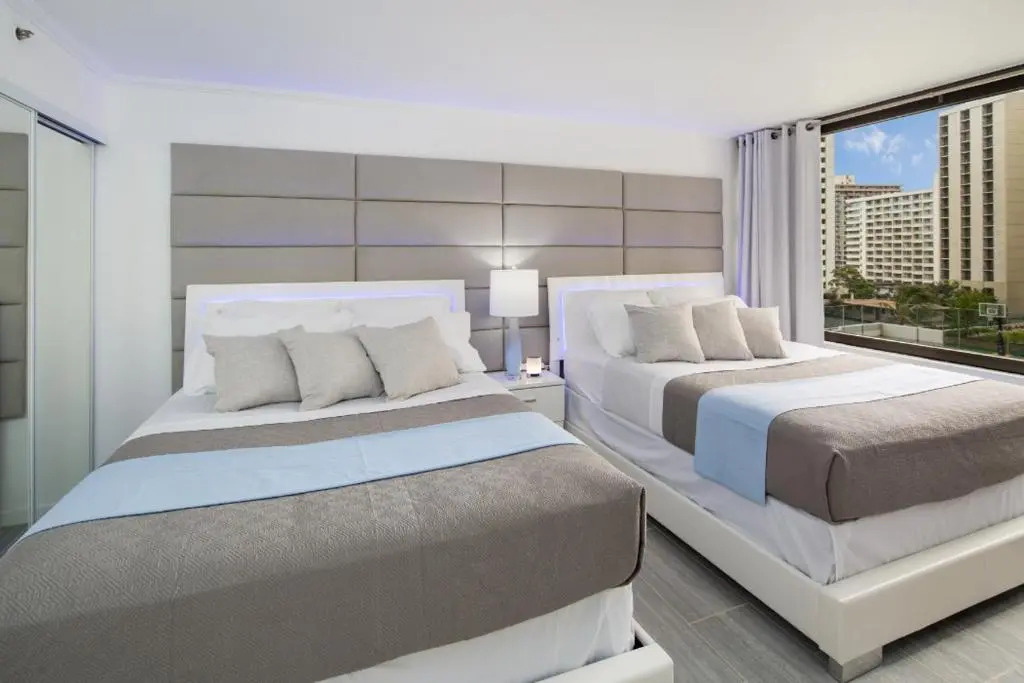 Waikiki Banyan Modern One Bedroom Free Parking