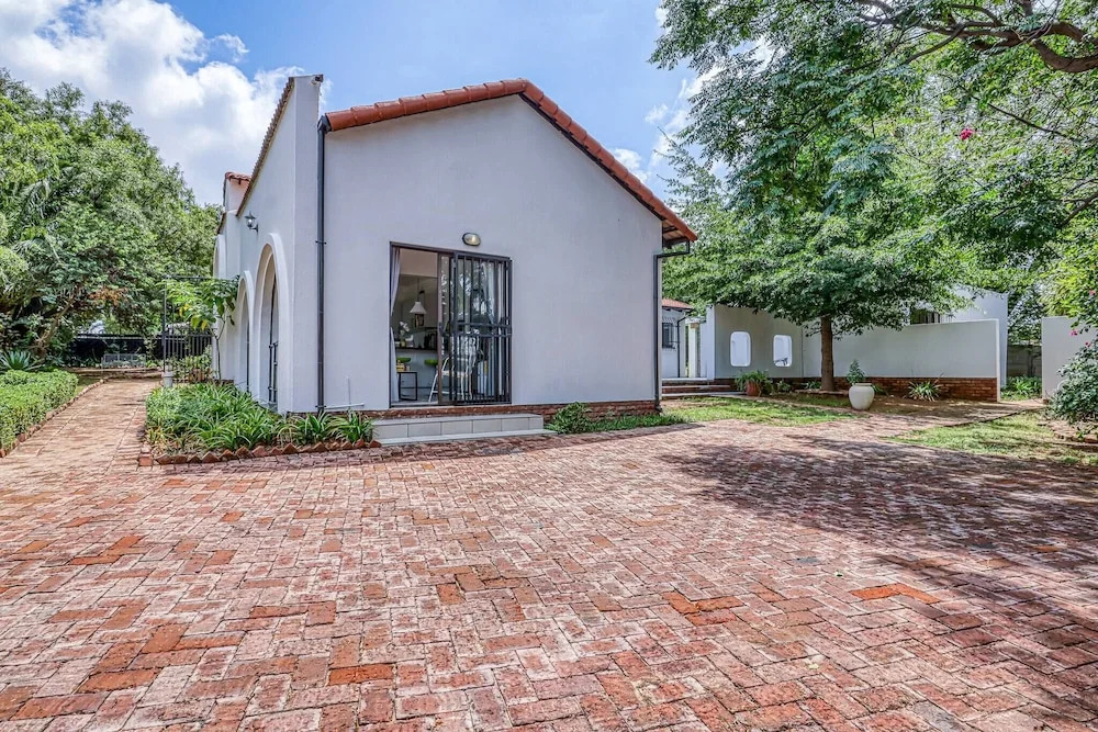 The Cottage-1 Bed-pool-bbq-fibre-solar-samrand