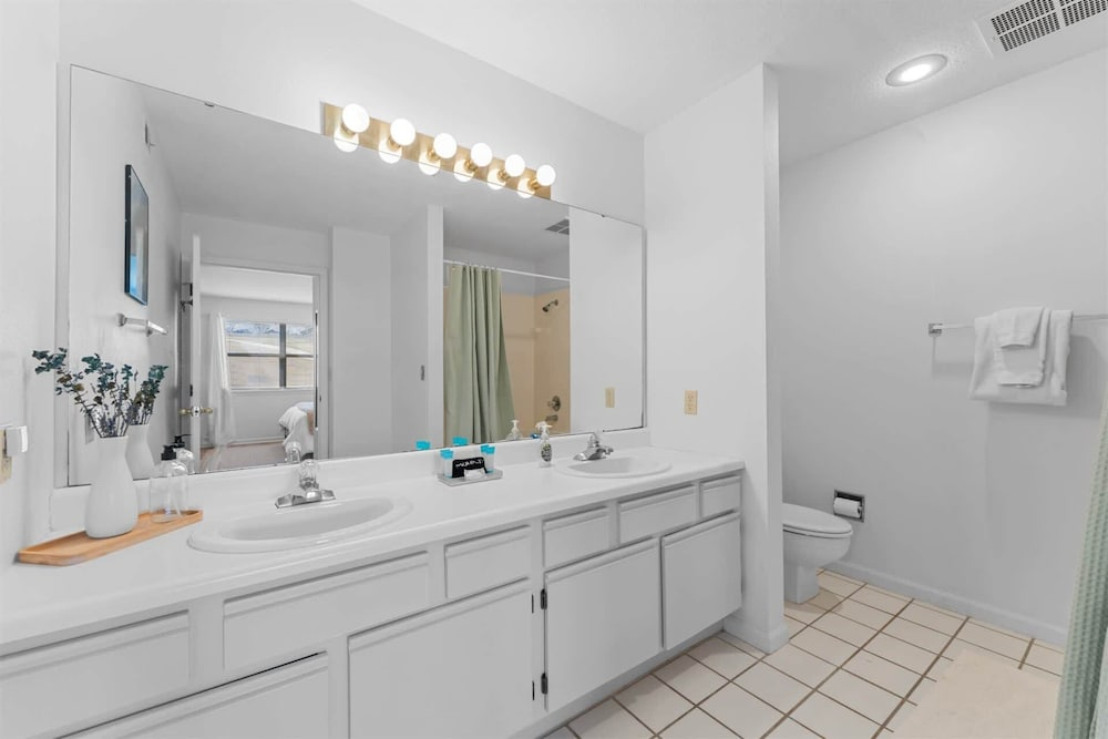 Royal Ridge Modern Condo for 4