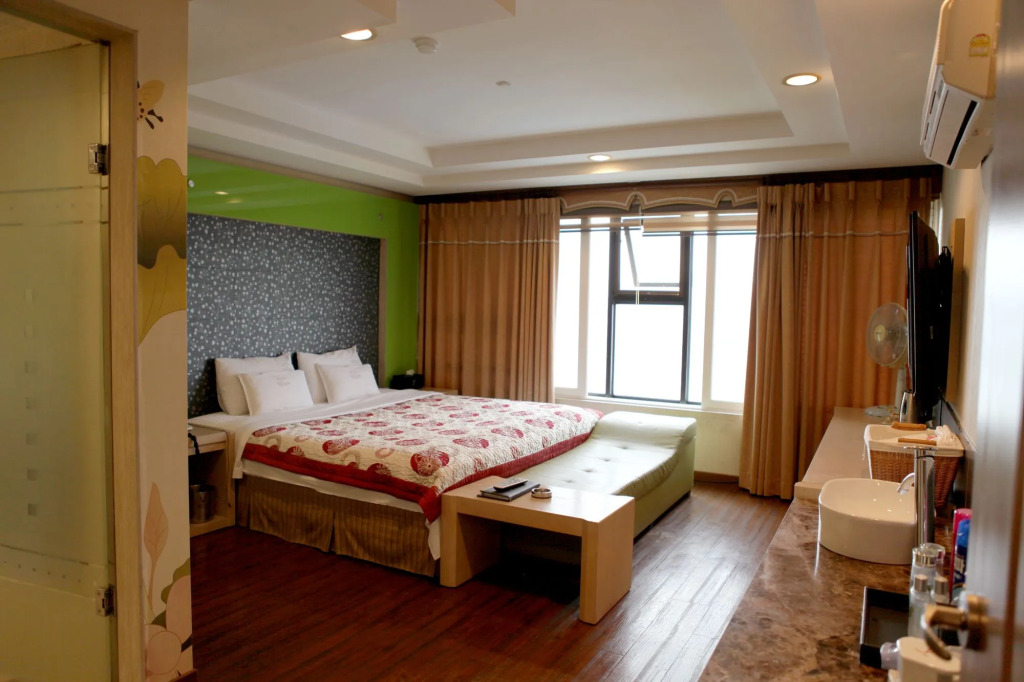 V Hotel