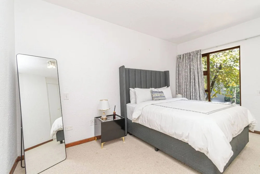 Sandton City 3 Bedroom Apartment With Balcony
