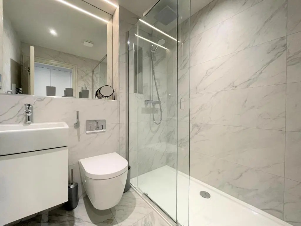 Spectacular 2 Bedroom Apartment in Great Location