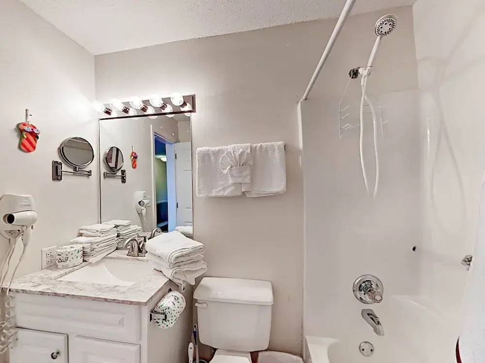 Gulf Shores Condo w/ Pool, Hot Tub - 1 Br condo by RedAwning