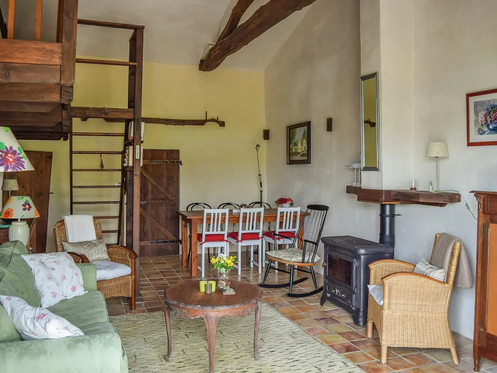 Snug cottage in Saint-Eutrope-De-Born with pool