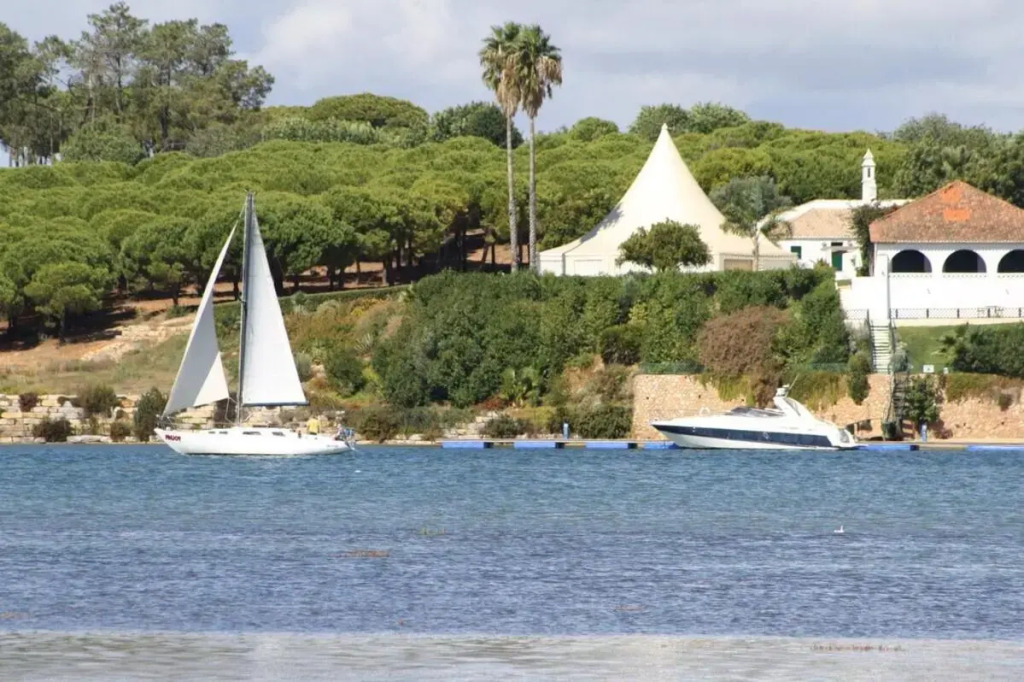 AT07 Superb 3-bedroom ground floor Apartment with Communal Pool in the heart of Alvor
