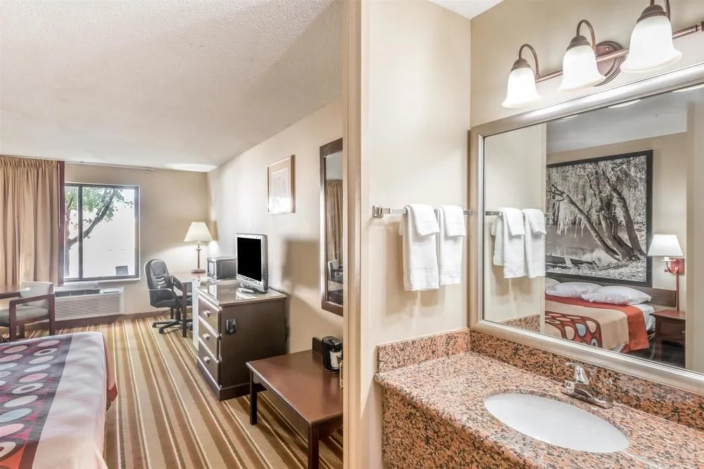 Super 8 By Wyndham Salina I-70