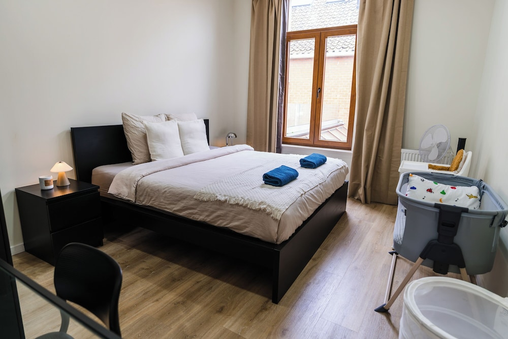Modern 3BR Apt for 6 with Patio Ghent