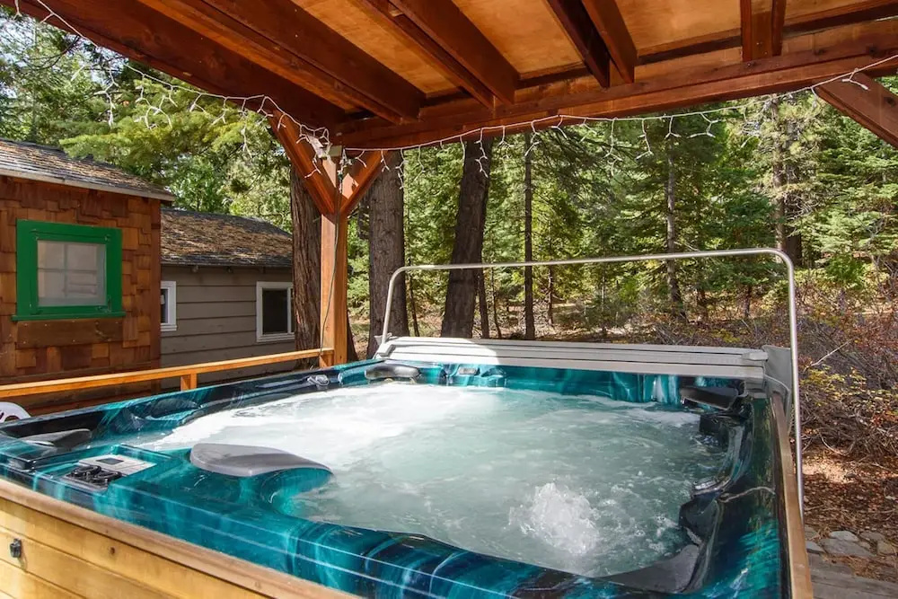 1545 West Lake Getaway - HOT Tub, Walk to Lake & Sunnyside