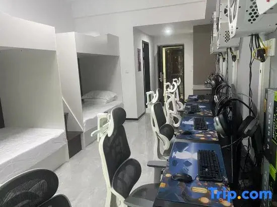 Nanjing Red Maple E-sports Homestay (Gaochun Subway Station)