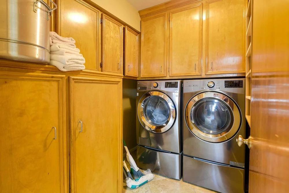 Expansive Home w/ Pool Table ~ 15 Mi to Galveston!