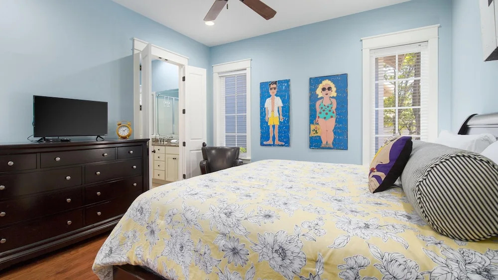 Artist's Getaway ~ Large Screened Porch ~ Golf Cart & PET Friendly