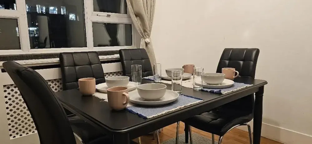 2 Bed Flat - Sleeps 4 - Parking - Balcony - Wifi