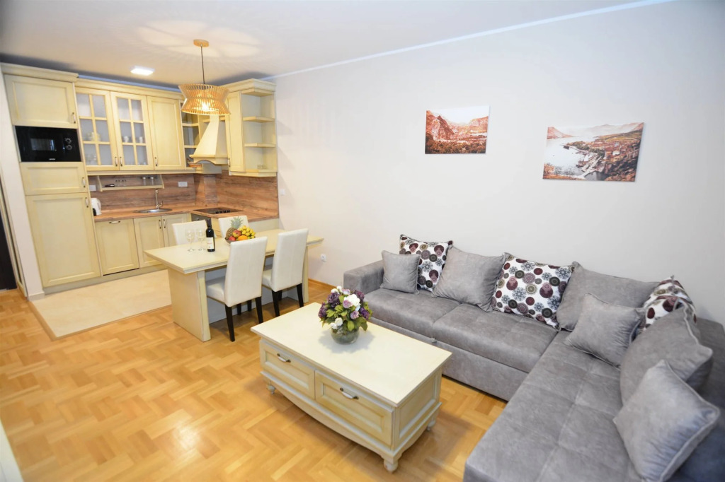 ROOMS & APARTMENTS DOBROTSKI DVORI