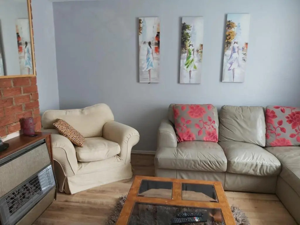 Eddiwick House - Huku Kwetu Dunstable -Spacious 4 Bedroom House - Beds Suitable for Builders and Contractors
