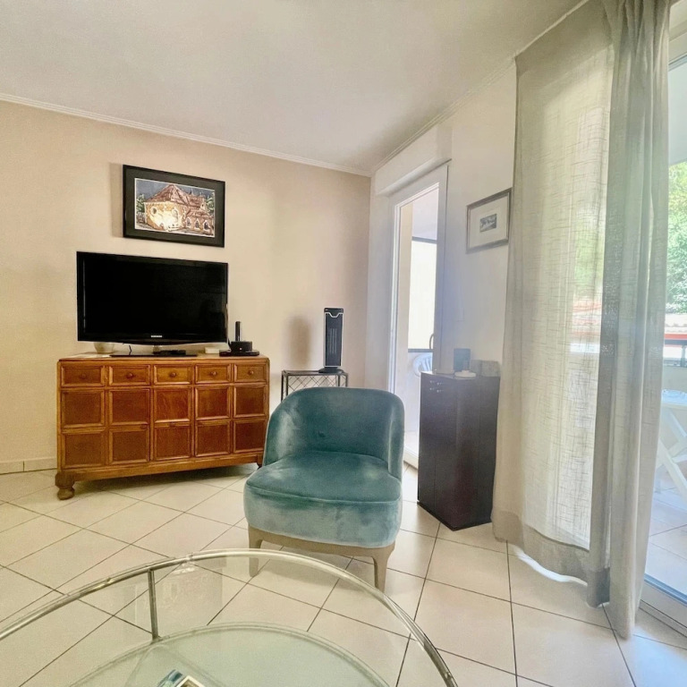 One Bedroom Flat Near Monaco