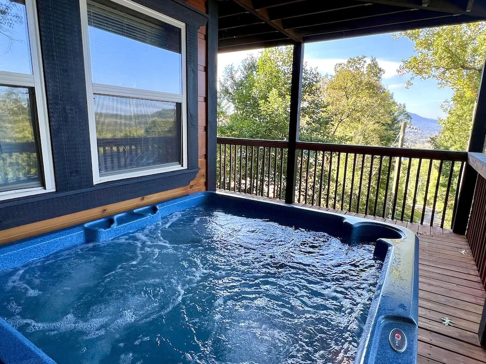 Picture Perfect 2 Bedroom Cabin by RedAwning