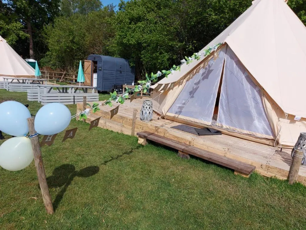 Hopgarden Glamping - Luxury 6m bell tent