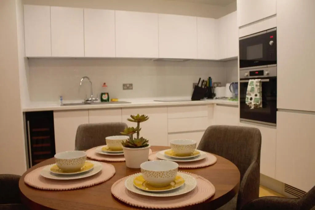 whats she want-- 2beds 2bath apartment