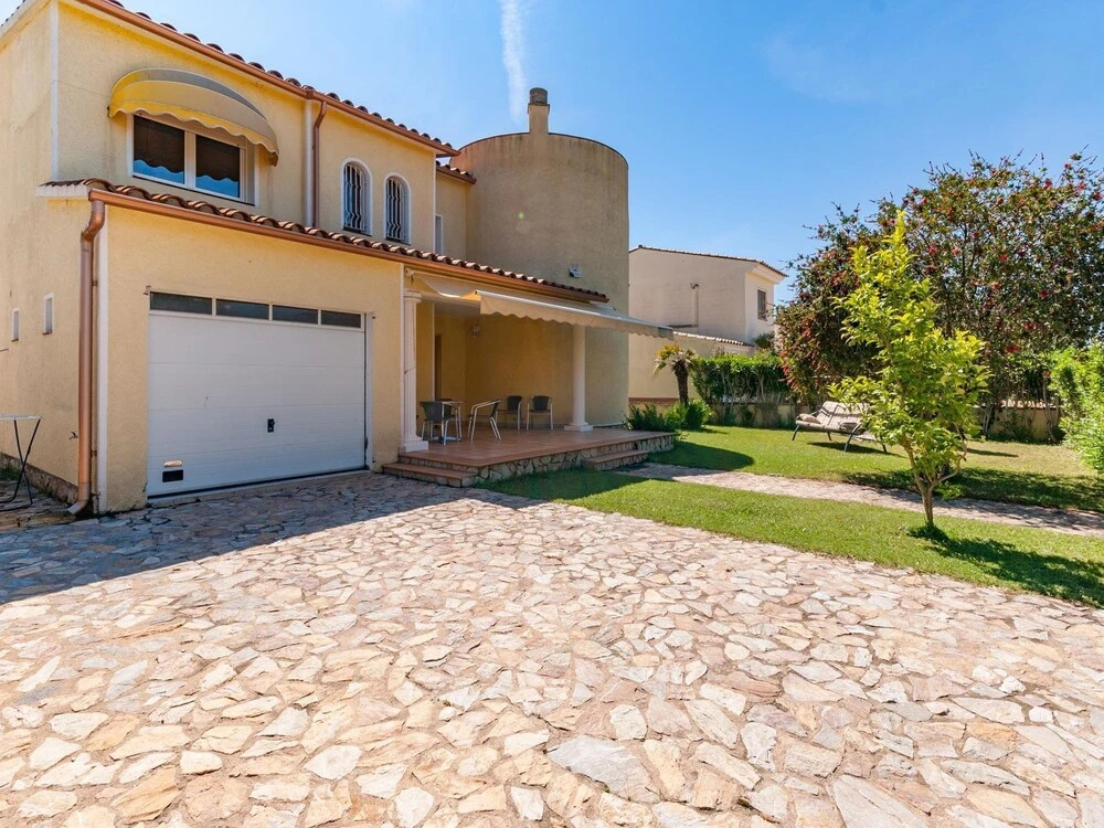 Holiday House With Garden at Only 300 m. From the Beach in Sant Pere Pescador