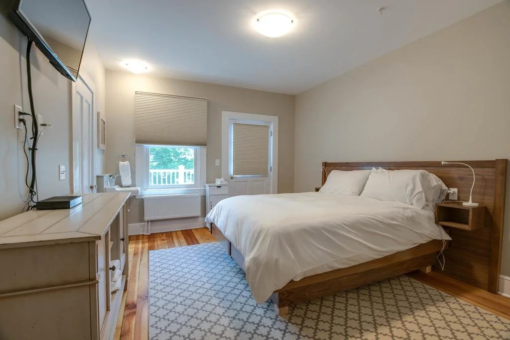 Lakehouse Inn