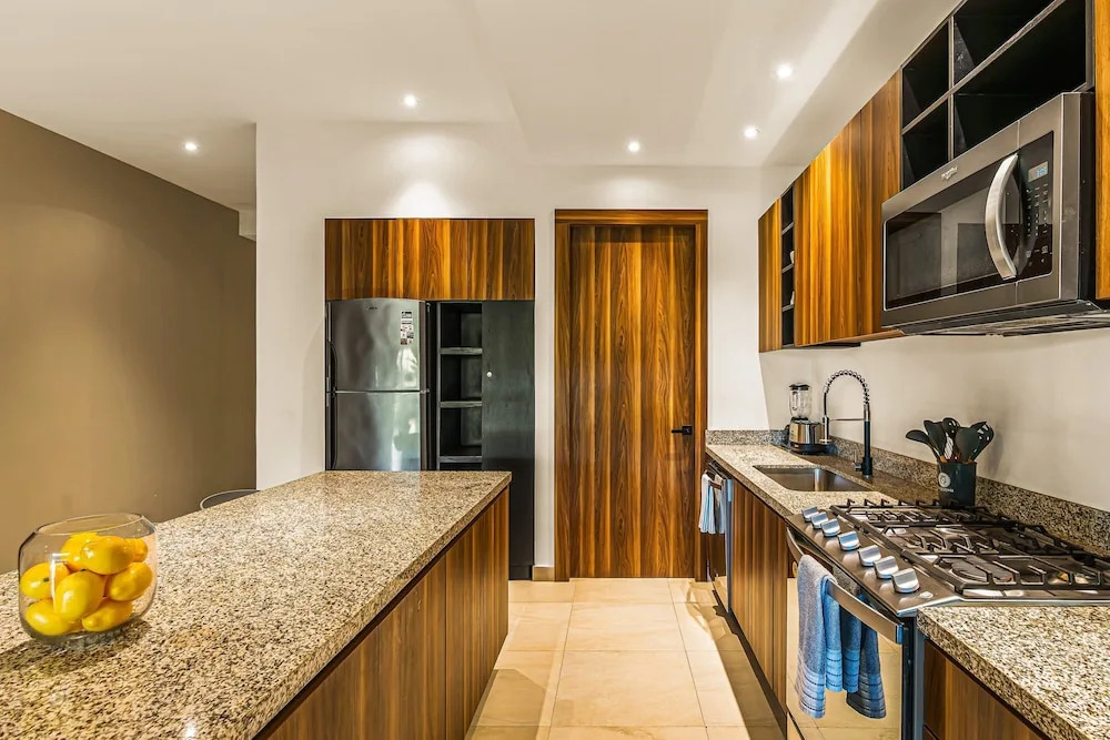 Peaceful Modern Condo With Rooftop Pool, Washer-dryer and Fitness Room