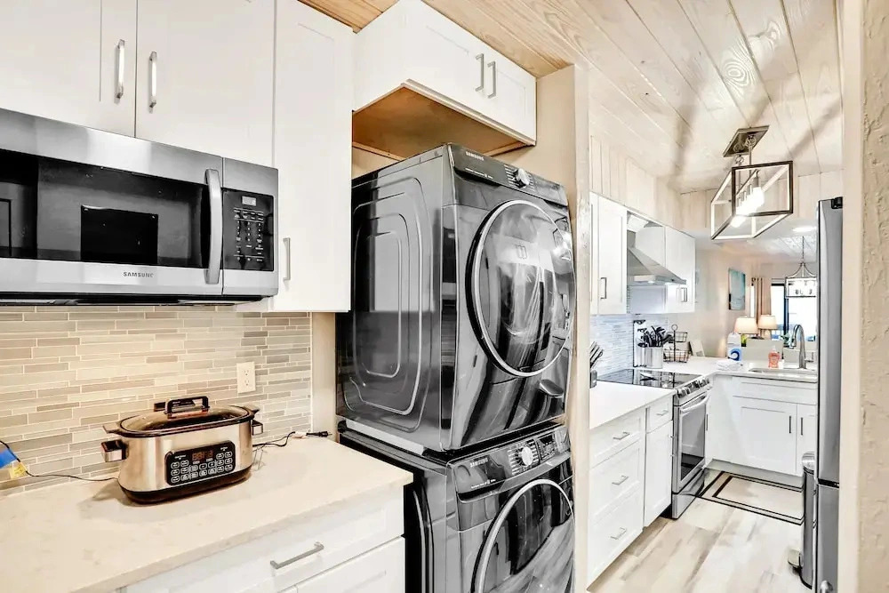 Modern Oceanview Condo With Multiple Balconies, Pool & W/D - Beach Access