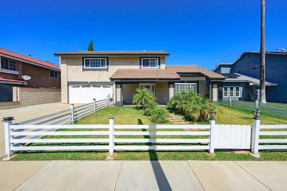 Spacious Family Retreat w Garden Modern Comfort