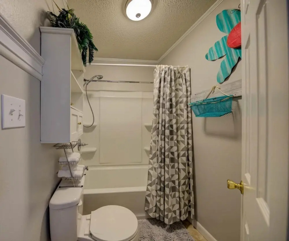 Adorable Condo Directly Across the Street From Beach With Pool and hot tub