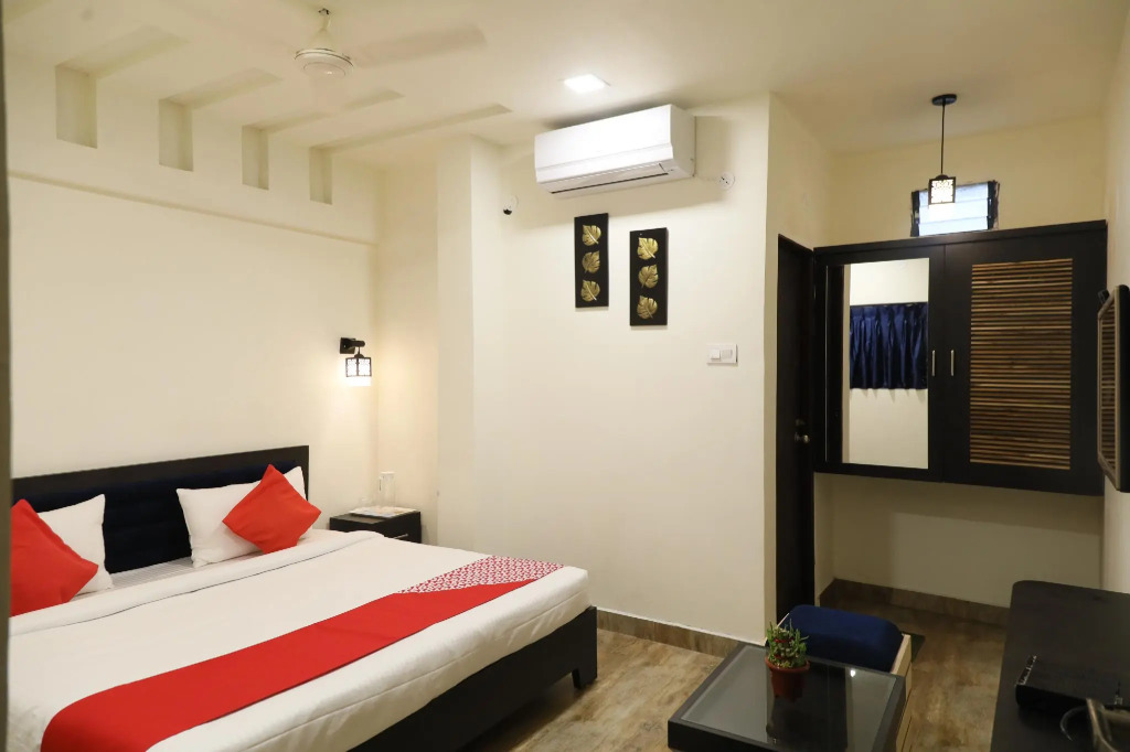 OYO 28069 Hotel Leo Star