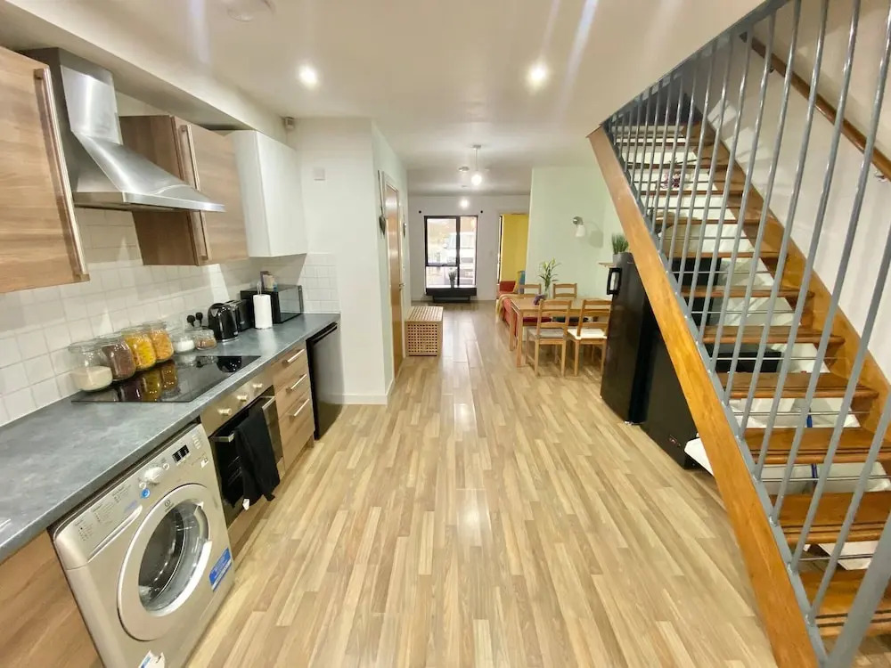 5-bed Townhouse Salford Deep Cleaned