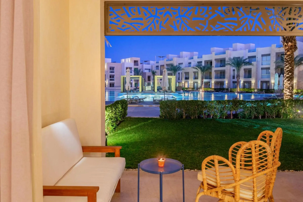 Elegant & Edgy 2 BR w Beach & Pool Mangroovy