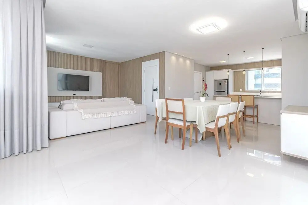 Apartamento no Centro com 3 su tes a 400m da Praia