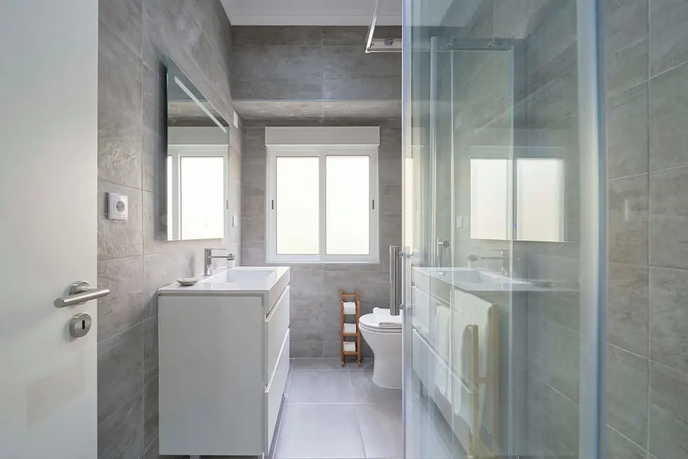 Spacious & Light Filled 4Br Apartment By Timecoler