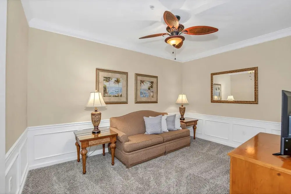 Cozy Condo W/private Balcony Steps to Conv. Ctr