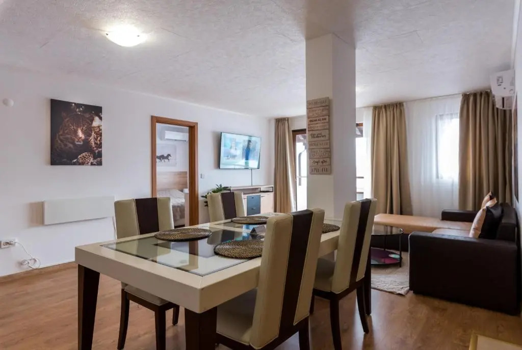 Modern & Cozy 2BD Apartment with Mountain View