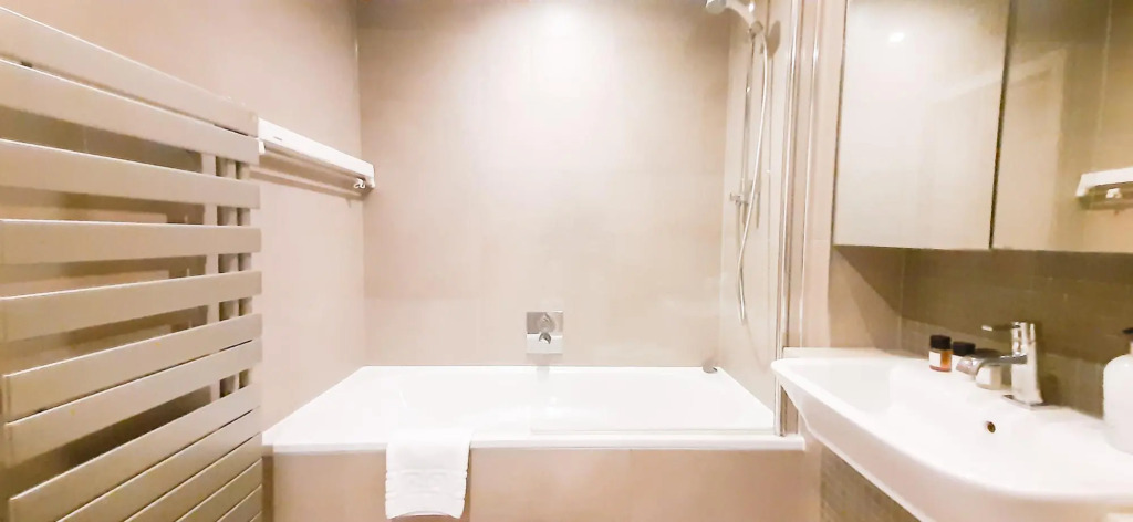 Luxurious Two Bed Two Bath with Balcony in Angel