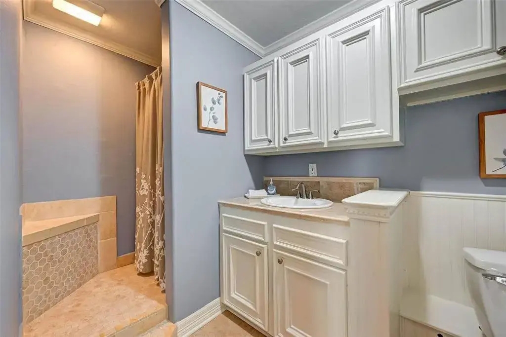 Beautiful traditional home*Modern updates*Guest suite B