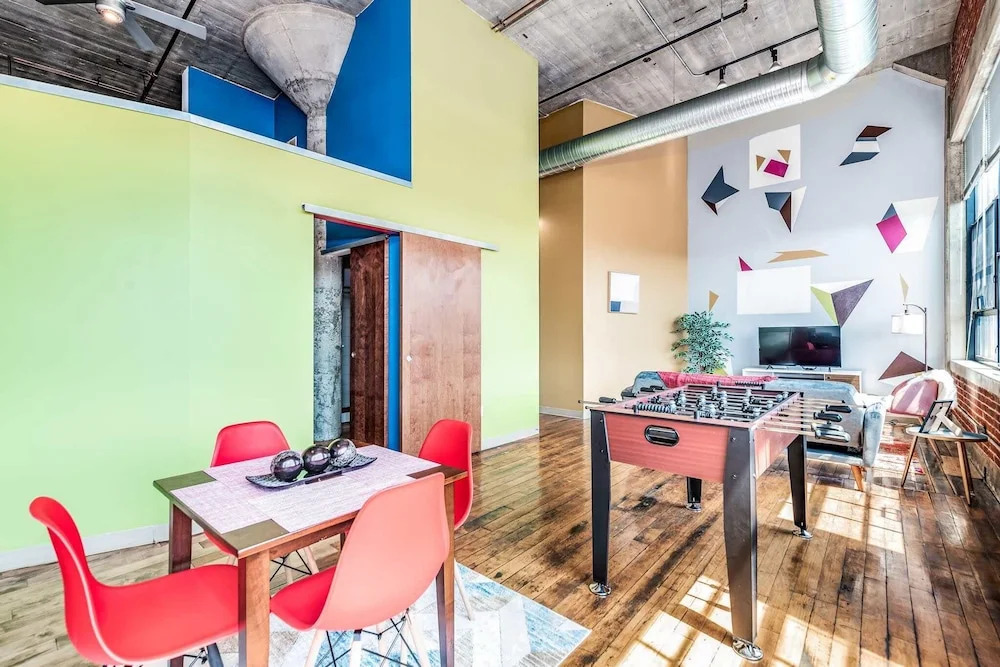 2BR Park Ave Townhome with parking by Cozysuites