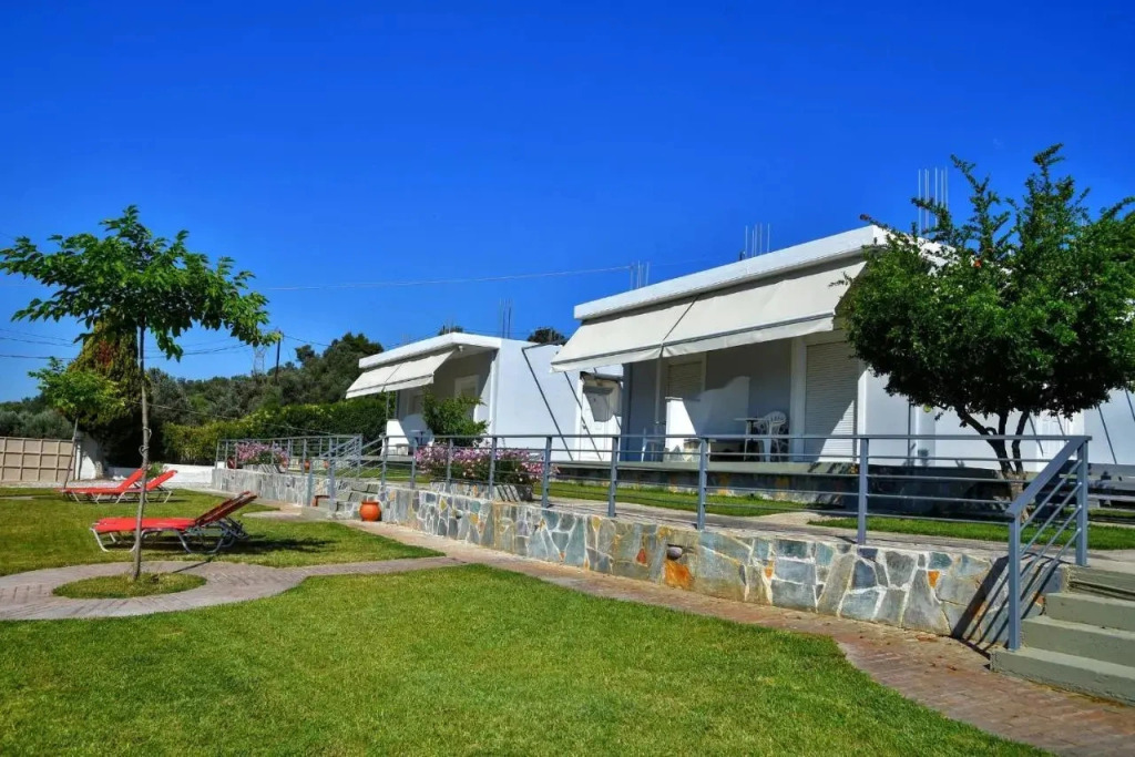 Eretria Cozy Home - Spacious Garden Retreats