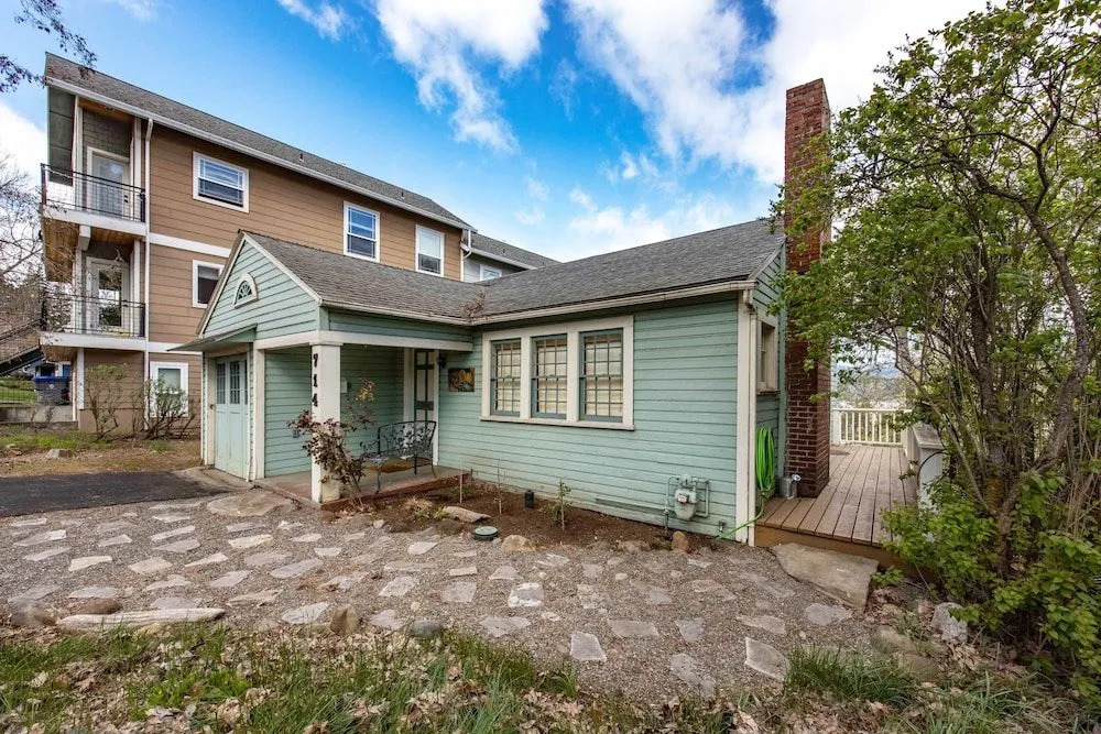 Columbia Cottage 2 Bedroom Home by Redawning