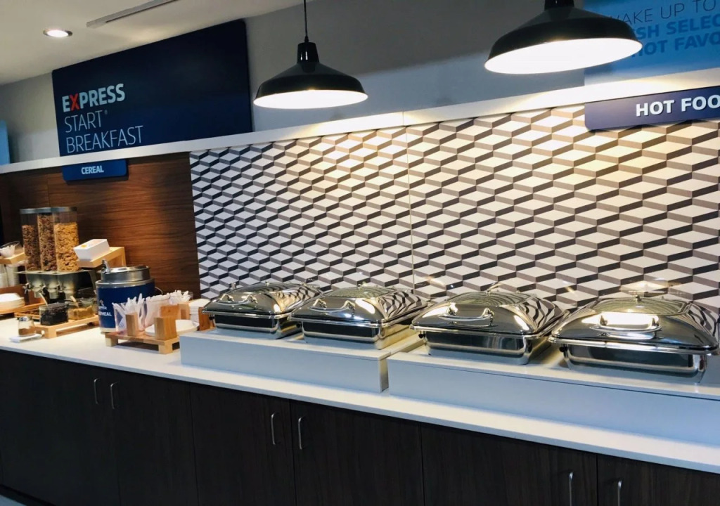 Holiday Inn Express & Suites Quincy I-10 by IHG