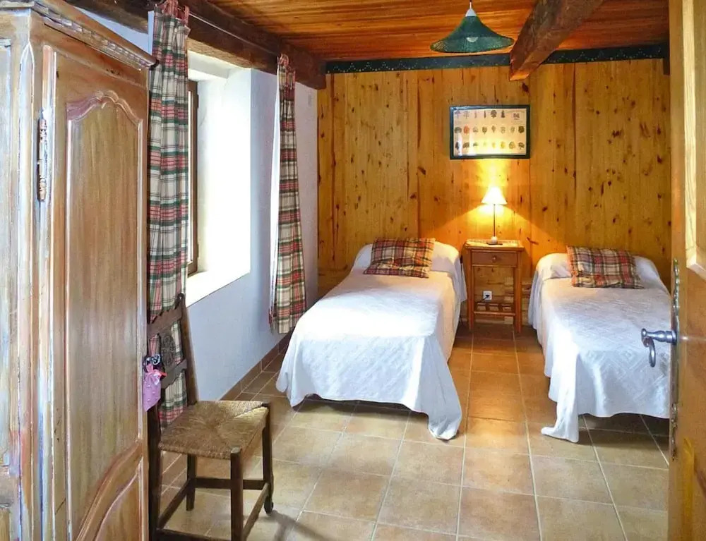 Private Garden House in Redortiers