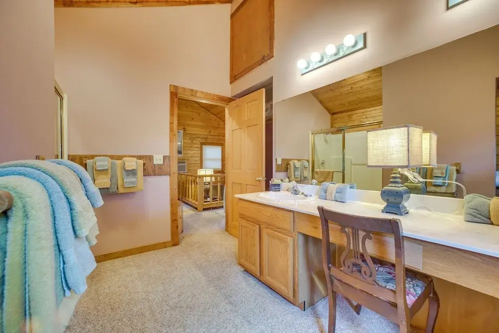 Studio w/ Mtn Views, 1 Mi to Thorncrown Chapel!