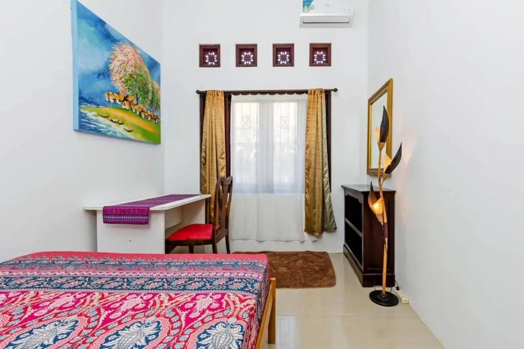 Tropical house in Nusa Dua. Beach in 150m. Garden. Fast to airport! Fast internet